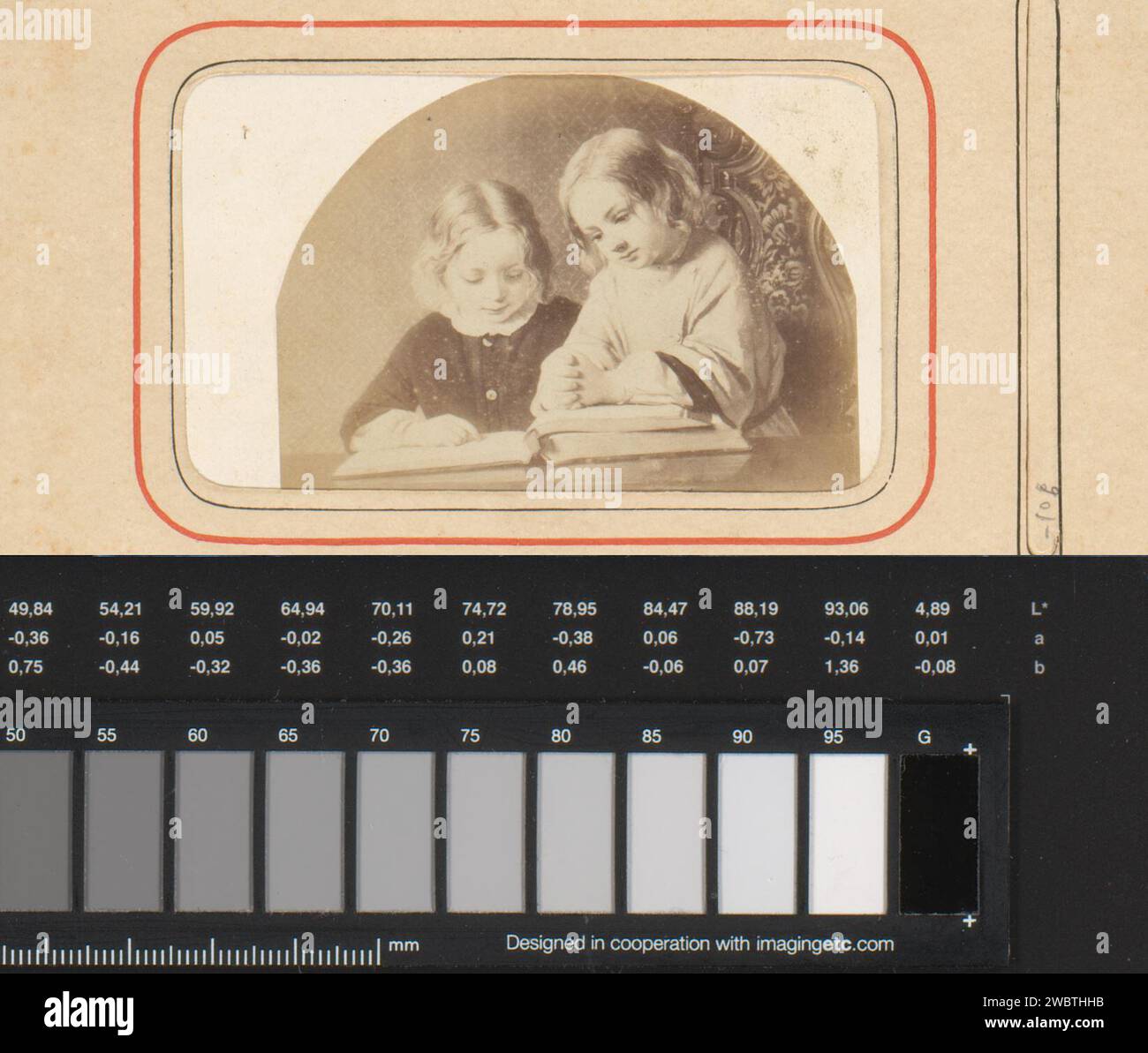 Fotoproduktion eines Gemäldes von zwei Kindern mit einer Bibel, mit Gedicht von J.J.L. ten Kate, Anonym, um 1870 - um 1890 Fotografie. Visitenkarte dieses Foto ist Teil eines Albums. Papier. Ablesung des Albumendrucks aus Pappe Stockfoto