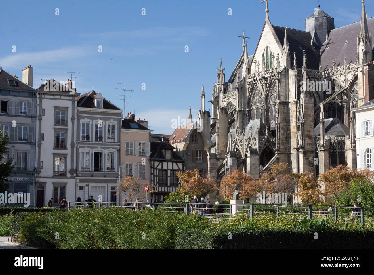 Die extravagante gotische SE-Fassade der Basilika St. Urbain (Urban) in Troyes, Frankreich, und restaurierte Häuser vom Place de la Libération aus gesehen. Stockfoto