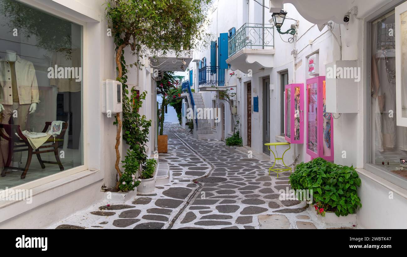 Paros Island, Griechenland- 09.19.2023: Paros ist eine der schönsten Inseln Griechenlands, mit Steinstraßen, traditioneller Architektur und weißen Gebäuden. Stockfoto