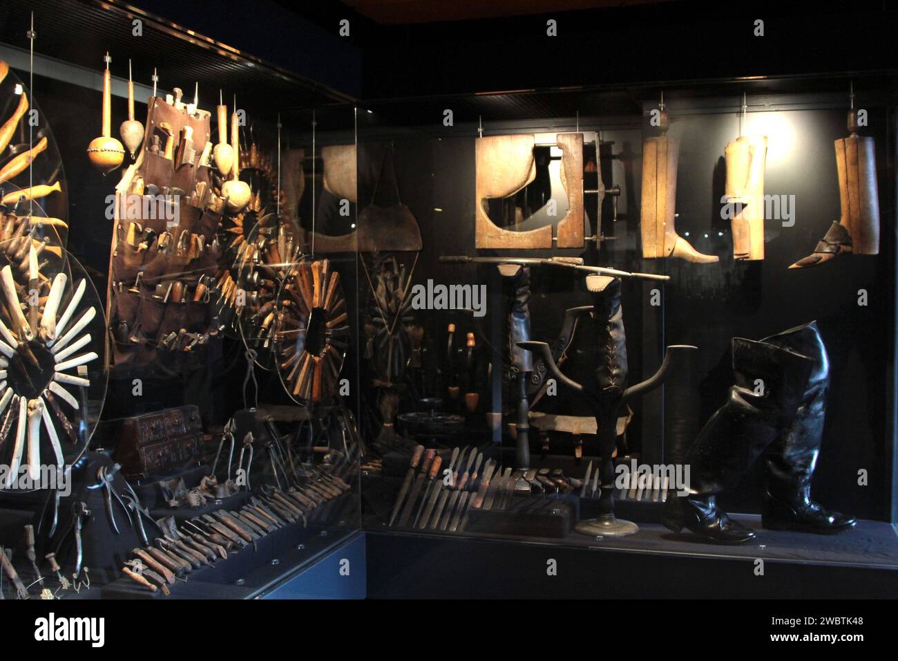 Unter den 12.000 Handwerkzeugen aus dem 16. Bis 19. Jahrhundert, die das Maison de l’Outil in Troyes, Frankreich, gesammelt hat, ist eine Ausstellung antiker Schusterwerkzeuge zu sehen. Stockfoto