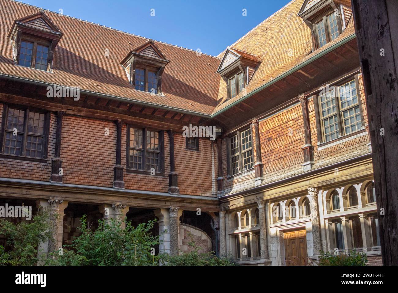 Das Hotel de Mauroy, Troyes, Frankreich, beherbergt mit seinem Ziegeldach und der Fassade aus Holzschindeln das Werkzeugmuseum oder das Maison de l'Outil et de la pensée ouvrière. Stockfoto