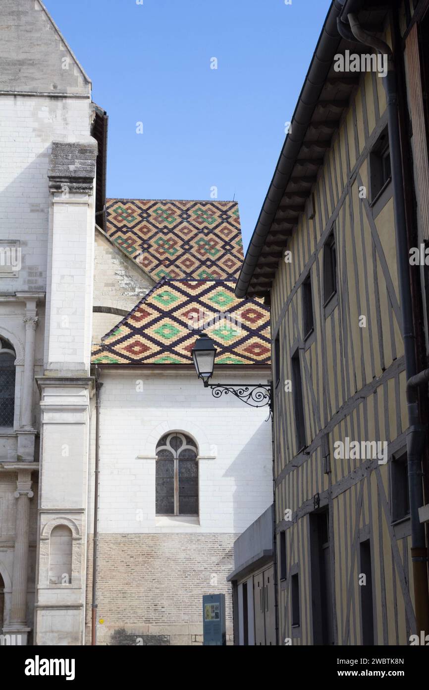 Das glasierte Ziegeldach im Burgunderstil der Kirche St. Nizier auf der Rue Albert Merat am östlichen Ende des historischen Stadtzentrums von Troyes, Frankreich. Stockfoto