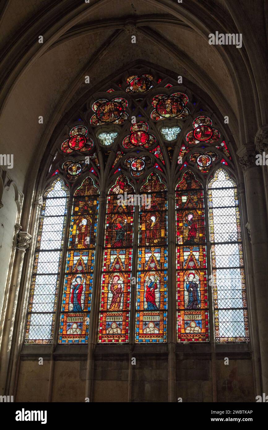 Farbenprächtige Buntglasfenster aus dem XIII. Jahrhundert im Kirchenschiff von St. Paul und St. Peter in Troyes, Frankreich. Stockfoto