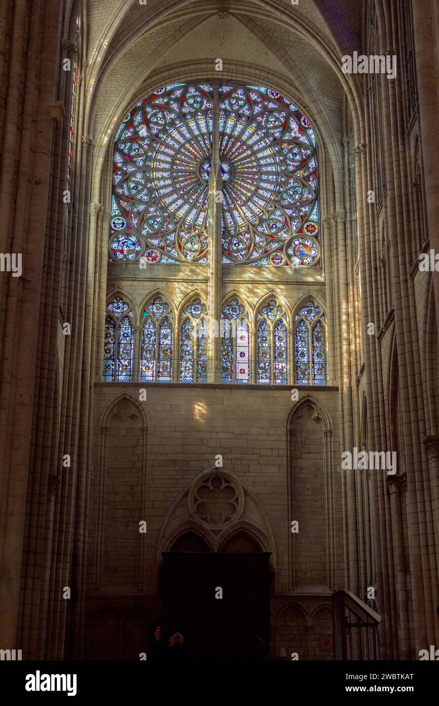 Das nördliche Rosenfenster der St. Peter-und-Paul-Kathedrale, Troyes, Fance, wurde 1408 installiert und einige Jahre später mit einem vertikalen Steinbalken konsolidiert. Stockfoto
