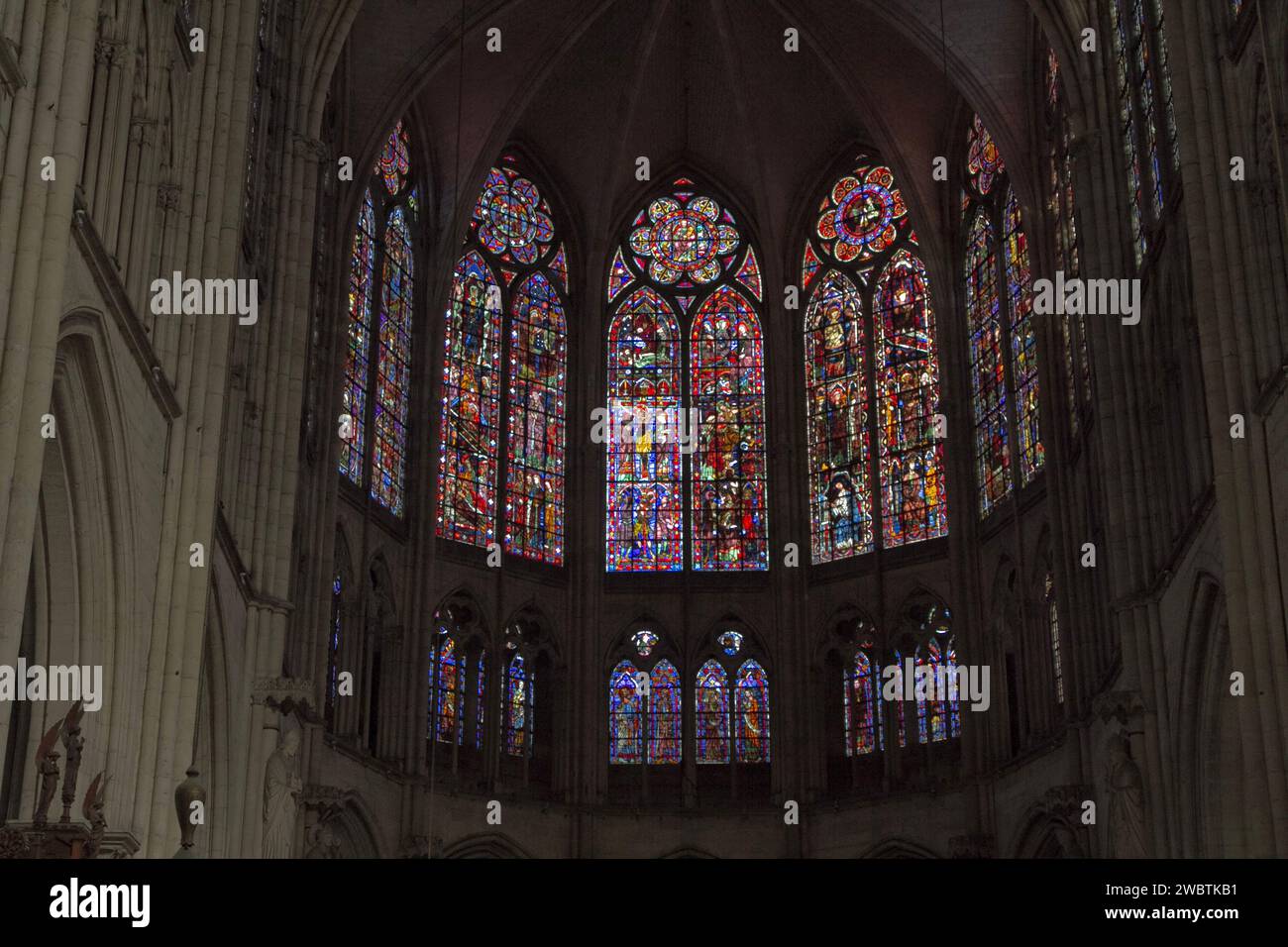 Die erstaunlichen bunten Buntglasfenster aus dem XIII. Jahrhundert der Kathedrale St. Peter und St. Paul in Troyes, Frankreich. Stockfoto
