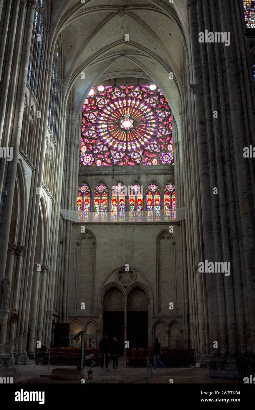 Das Rosenfenster des südlichen Querschiffes der gotischen St. Peter-und-Paul-Kathedrale in Troyes, Frankreich. Stockfoto