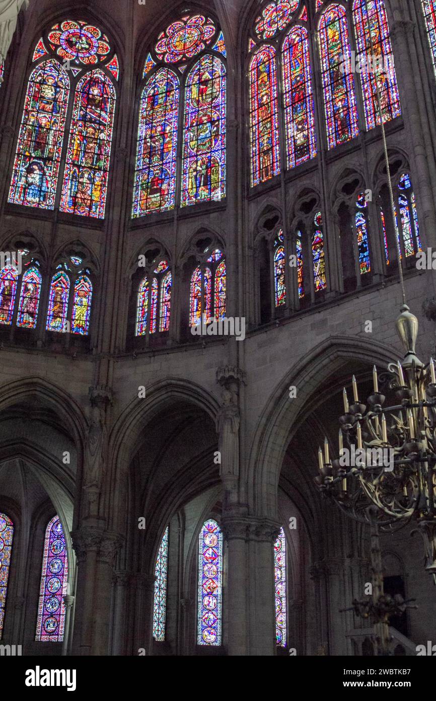 Die Buntglasfenster aus dem XIII. Jahrhundert bringen Licht in das gotische Kirchenschiff der Kathedrale St. Peter und St. Paul in Troyes, Frankreich. Stockfoto