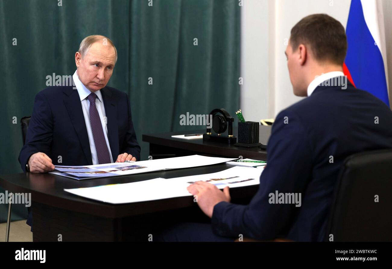 Khabarowsk, Russland. Januar 2024. Der russische Präsident Wladimir Putin, links, hört dem Gouverneur des Gebiets Tschabarowsk Michail Degtyarew während eines persönlichen Treffens am 11. Januar 2024 in Tschabarowsk, Russland. Quelle: Gavriil Grigorov/Kreml Pool/Alamy Live News Stockfoto