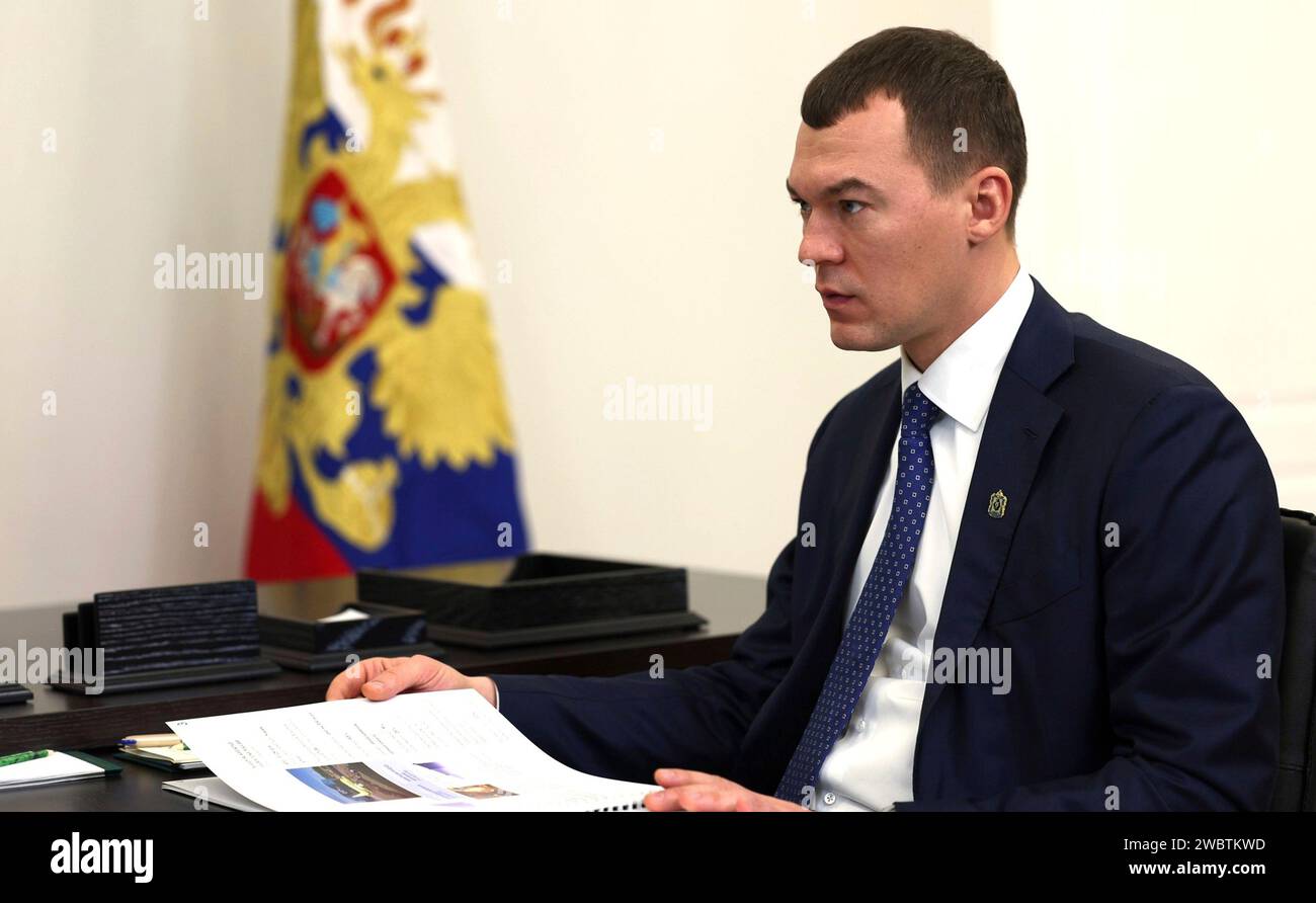 Khabarowsk, Russland. Januar 2024. Michail Degtyarew, Gouverneur des Gebiets von Khabarowsk, hört dem russischen Präsidenten Wladimir Putin bei einem persönlichen Treffen am 11. Januar 2024 in Khabarowsk, Russland, zu. Quelle: Gavriil Grigorov/Kreml Pool/Alamy Live News Stockfoto