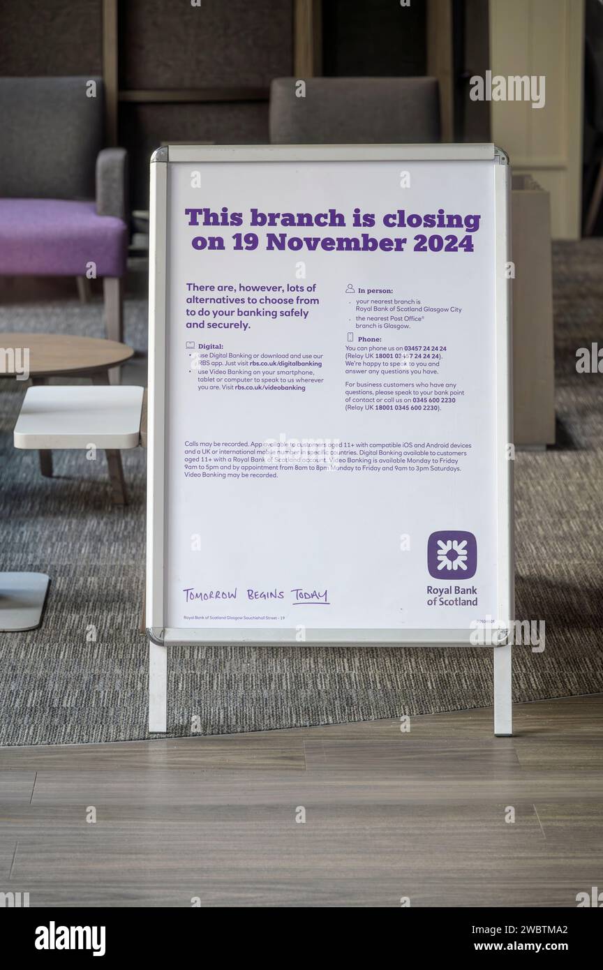 Ein Schild informiert Kunden über die Schließung einer Bankfiliale der Royal Bank of Scotland, Sauchiehall Street, Glasgow, Schottland, Vereinigtes Königreich, Europa Stockfoto