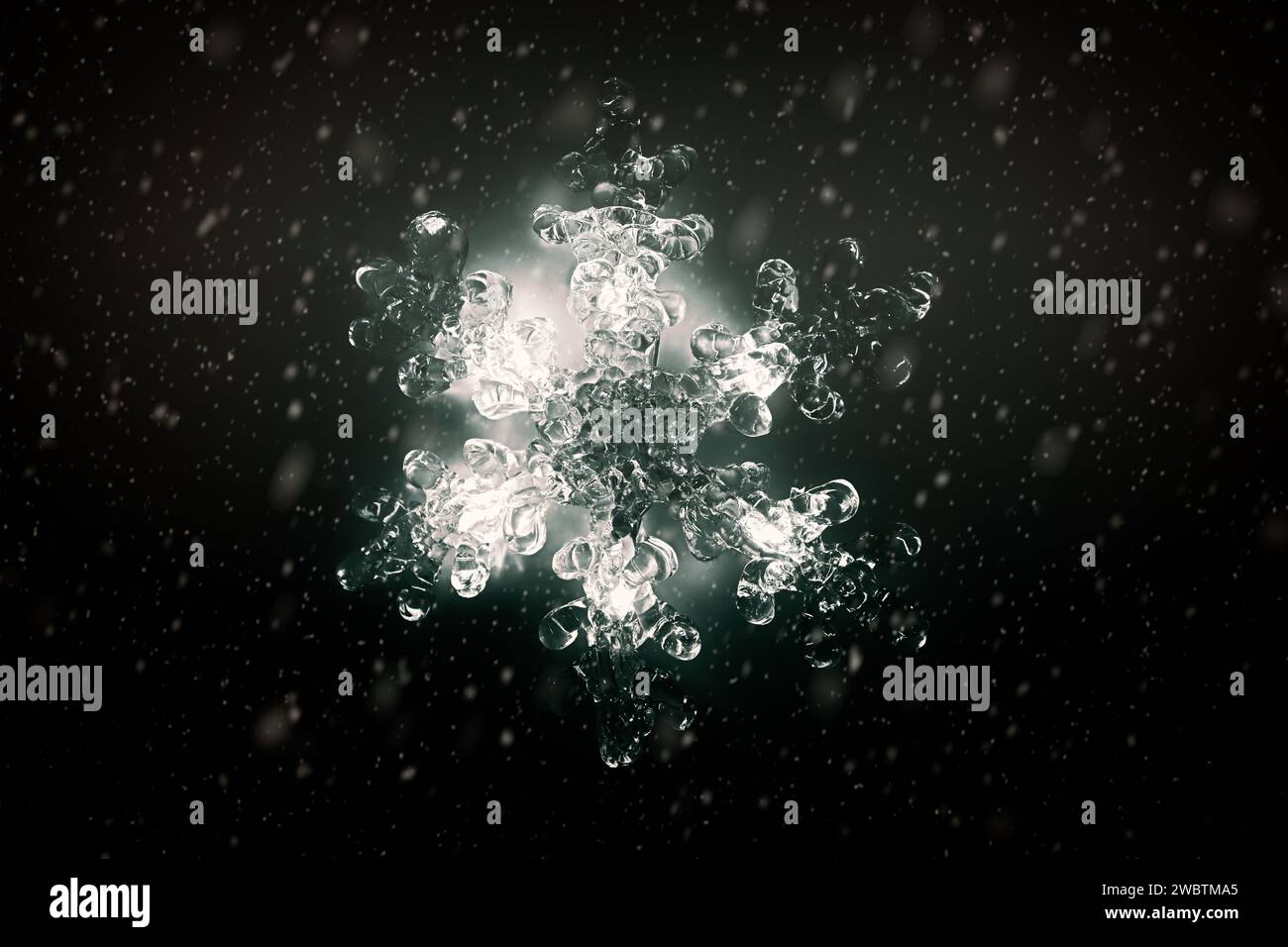 Dekoratives Weihnachtslicht in Form einer Schneeflocke, beleuchtet vor dunklem Hintergrund. Schwarzweiß-Konvertierung, zusätzlicher Schneefall-Effekt. Stockfoto