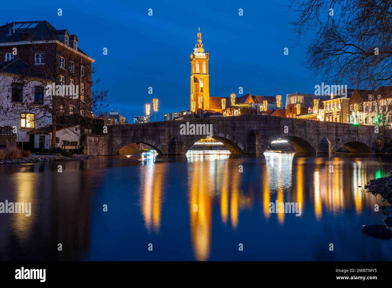 Stadt Roermond, Provinz Limburg, Niederlande, Blick auf St. Christophers Kathedrale und Fluss Roer am Abend Stockfoto