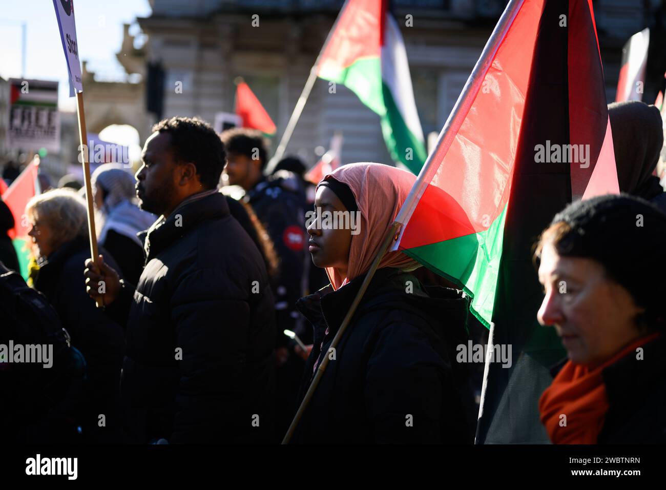 11. November 2023: Pro-palästinensische Demonstranten marschieren von Hyde Park zur amerikanischen Botschaft in London, um einen Waffenstillstand für den Krieg in Gaza zu fordern, wo über 10.000 Palästinenser ihr Leben verloren haben, von denen über 4.000 Kinder sind. Der Protest, der von Innenministerin Suella Braverman als „hassmarsch“ bezeichnet wurde, hat zu Kontroversen geführt, da er am Tag des Waffenstillstands stattfindet. Stockfoto