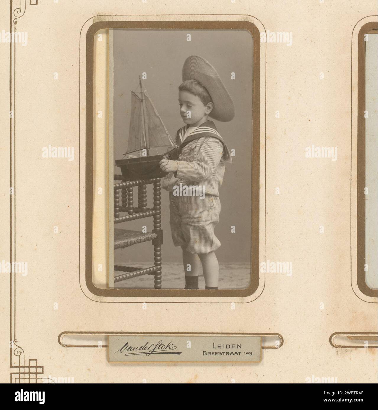 Porträt Ven Ein Junge im Seemann Kiel mit einem Modellboot, A. van der Stok, 1880 - 1920 Foto. Visitenkarte dieses Foto ist Teil eines Albums. Unterstützung für Fotos. Historische Personen aus Pappe. Kind. Ensemble von Kleidungsstücken: Matrosenanzug. Schiffsmodell Stockfoto
