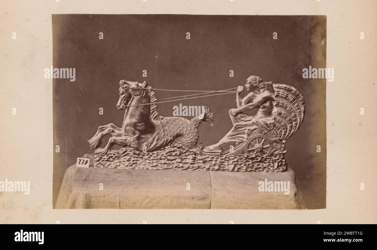 Metallrelief von Neptunus auf seinem Auto, Anonym, ca. 1860 - ca. 1885 Fotografie fotografischer Trägeralbumendruck (Geschichte von) Neptun (Poseidon) Stockfoto