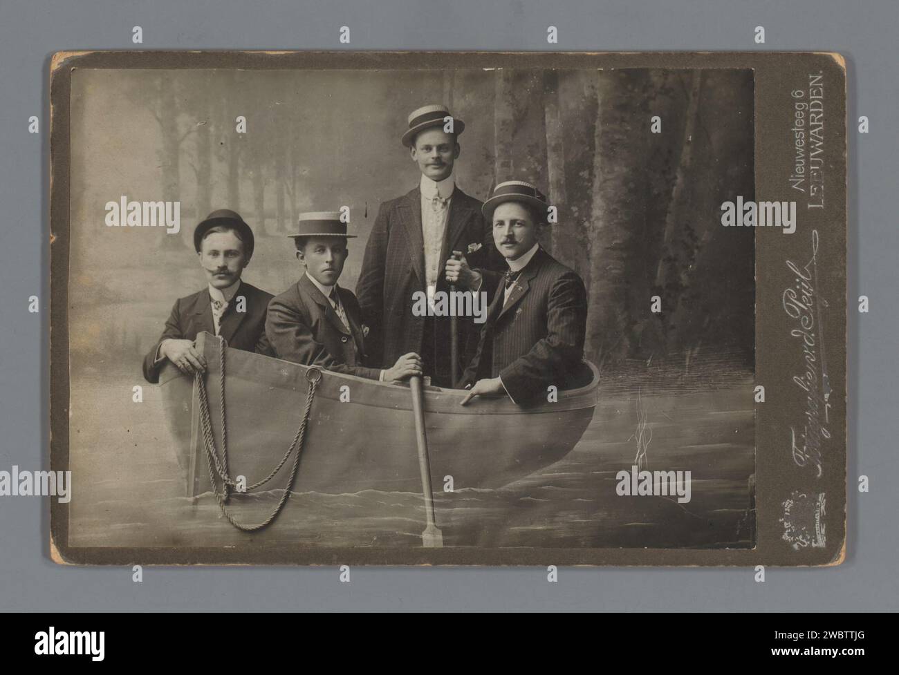 Atelierporträt von vier Männern in einem Ruderboot, Jacobus Marinus van der Peijl, um 1905 - um 1915 Fotografie. Schrankfoto aus Leeuwarden-Karton. Anonyme historische Personen, die in einer Gruppe dargestellt werden, in einem Gruppenporträt. Ruderboot, Kanu usw. studio  Fotograf Stockfoto