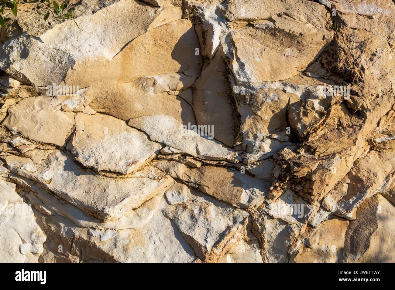 Felsstruktur des Mount Carmel, von der Sonne beleuchtete Risse Stockfoto