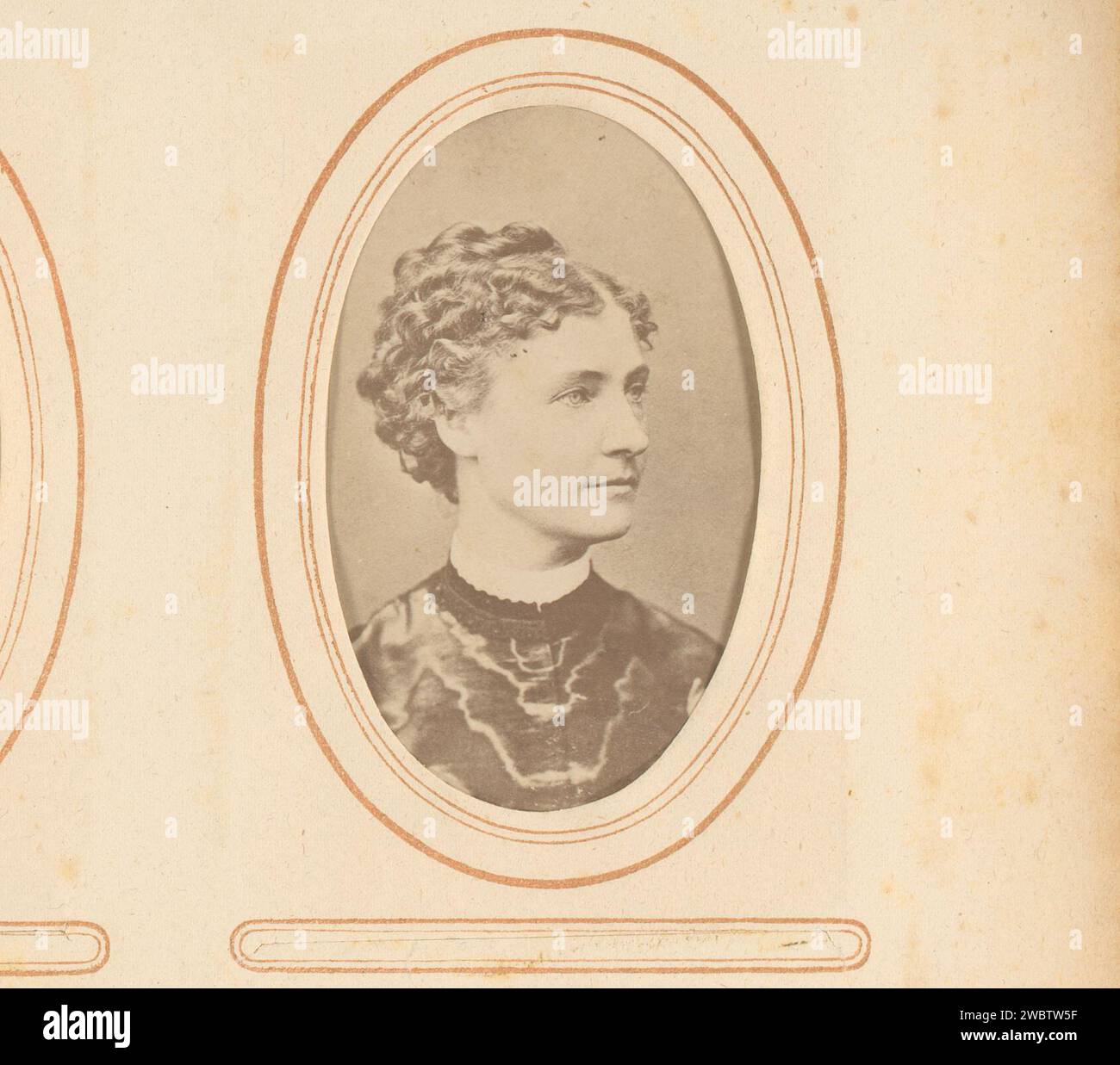 Porträt von Elise Hwasser, Anonym, 1855 - 1890 Fotografie. Visitenkarte dieses Foto ist Teil eines Albums. Unterstützung für Fotos. Pappalbumen drucken historische Personen. Porträt des Schauspielers, der Schauspielerin. Erwachsene Frau Stockfoto