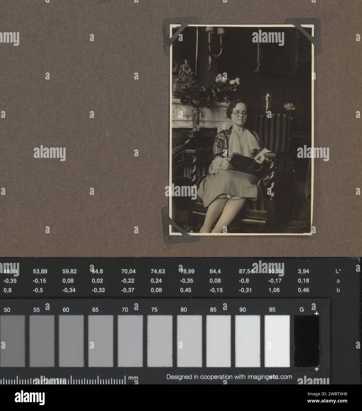 Porträt von Henriëtte Wassink, Reading, Anonym, 1930 - 1935 Foto dieses Foto ist Teil eines Albums. Niederlande baryta Papier Gelatine Silber Druck Lesen. Erwachsene Frau. Historische Personen Niederlande Stockfoto