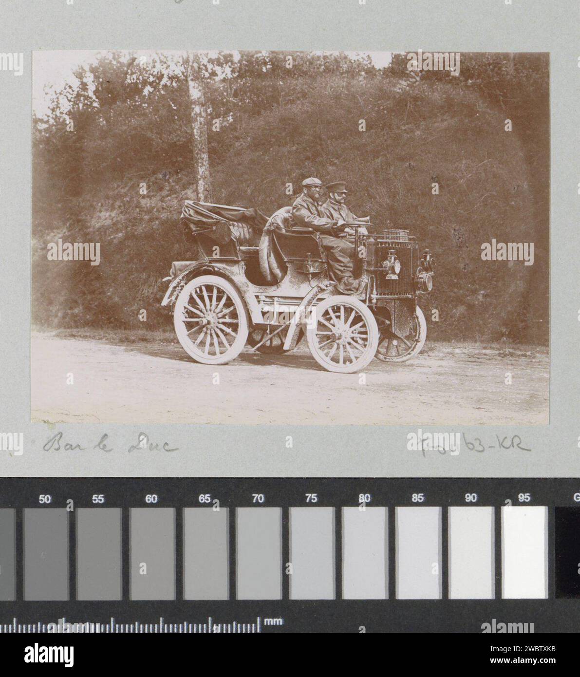 Zwei Männer in einem Auto in Bar-le-Duc, 1900 Foto Teil des Fotoalbums eines französischen Amateurfotografen mit Aufnahmen von Reisen in Frankreich, Spanien, Belgien, Luxemburg und den Niederlanden, den ersten Autos und Autorennen. Bar-le-educ-Papier. Fotografische Unterstützung des Automobils Bar-le-educ Stockfoto