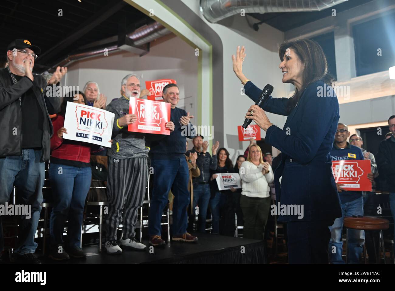 Nikki Haley betritt den Veranstaltungsraum, um den Countdown zum Caucus-Event zu starten. Nikki Haley hält Reden bei einer Veranstaltung „Pick Nikki Countdown to Caucus“ im Olympic Theater in Cedar Rapids. Nikki Haleys Veranstaltungen, die am Freitag, den 12. Januar 2024 in Fort Dodge, Le Mars und Council Bluffs stattfinden sollten, wurden aufgrund des Schneesturms, der Iowa und Teile der Vereinigten Staaten von Amerika betraf, in Tele-Town Hall umgestellt. Als Kandidat für das US-Präsidentenamt 2024 reist Nikki Haley weiter durch den US-Bundesstaat Iowa, bevor es am 15. Januar 2024 im Rennen um das Weiße Haus stattfand. (Phot Stockfoto