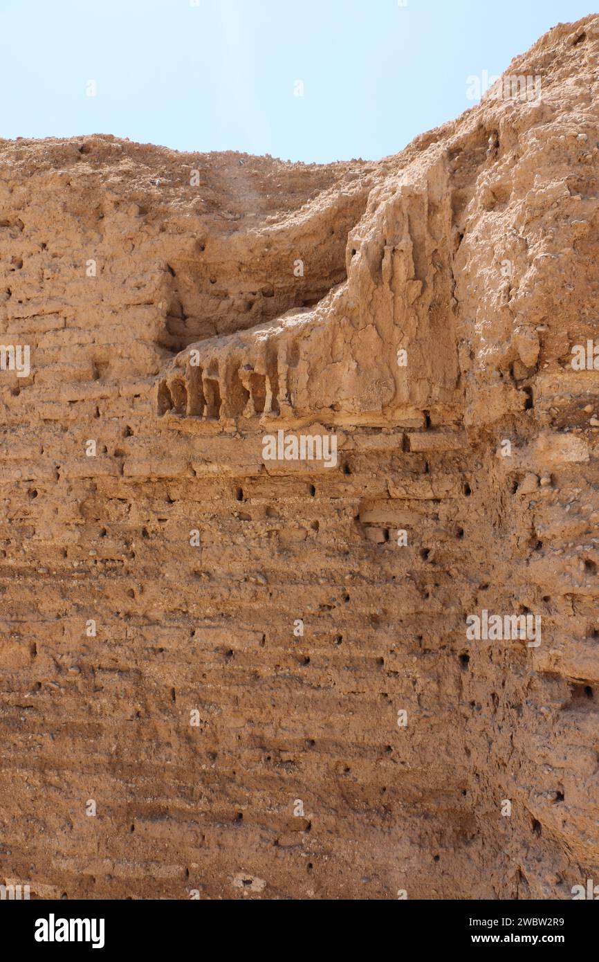 Fotos einer verlassenen persischen Karawanserei, Lehmziegelmauern, Texturen und Wüstenlandschaft – historische und architektonische Überreste. Stockfoto Fotos einer verlassenen persischen Karawanserei, Lehmziegelmauern, Texturen und Wüstenlandschaft – historische und architektonische Überreste. Stockfoto