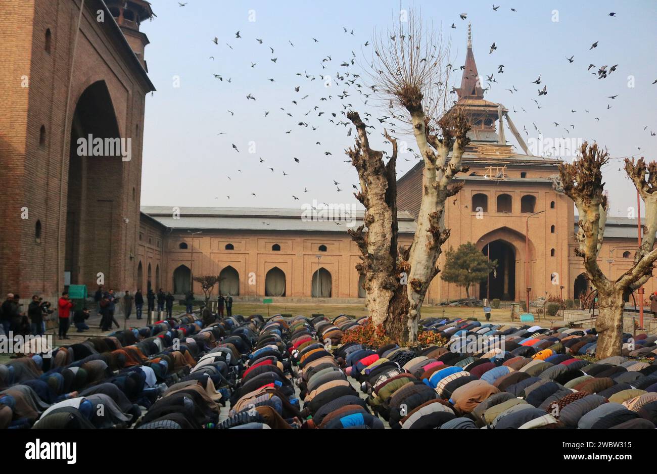 Srinagar Kaschmir, Indien. Januar 2024. Kaschmiris bieten besondere Gebete in der Anlage von Jamia Masjid oder der Großen Moschee in Srinagar. Spezielle Gemeindegebete, bekannt als „Salatul Istisqa“, wurden von Anjuman Aquaf Jamia Masjid organisiert, um sich von den vorherrschenden trockenen Wetterbedingungen im Kaschmir-Tal zu erholen. Am 12. Januar 2024 In Srinagar Kaschmir, Indien. (Kreditbild: © Firdous Nazir/OKULARIS via ZUMA Press Wire) NUR REDAKTIONELLE VERWENDUNG! Nicht für kommerzielle ZWECKE! Stockfoto