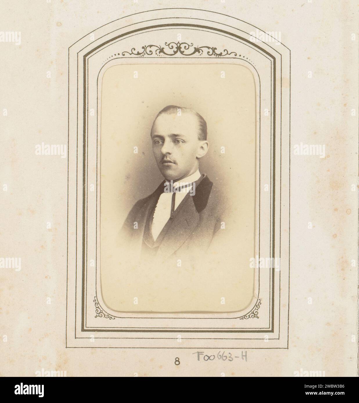 Porträt eines Mannes, F. Springmeier, 1860 - 1880 Fotografie. Visitenkarte dieses Foto ist Teil eines Albums. Unterstützung für Fotos in Amsterdam. Pappalbumen drucken historische Personen Stockfoto