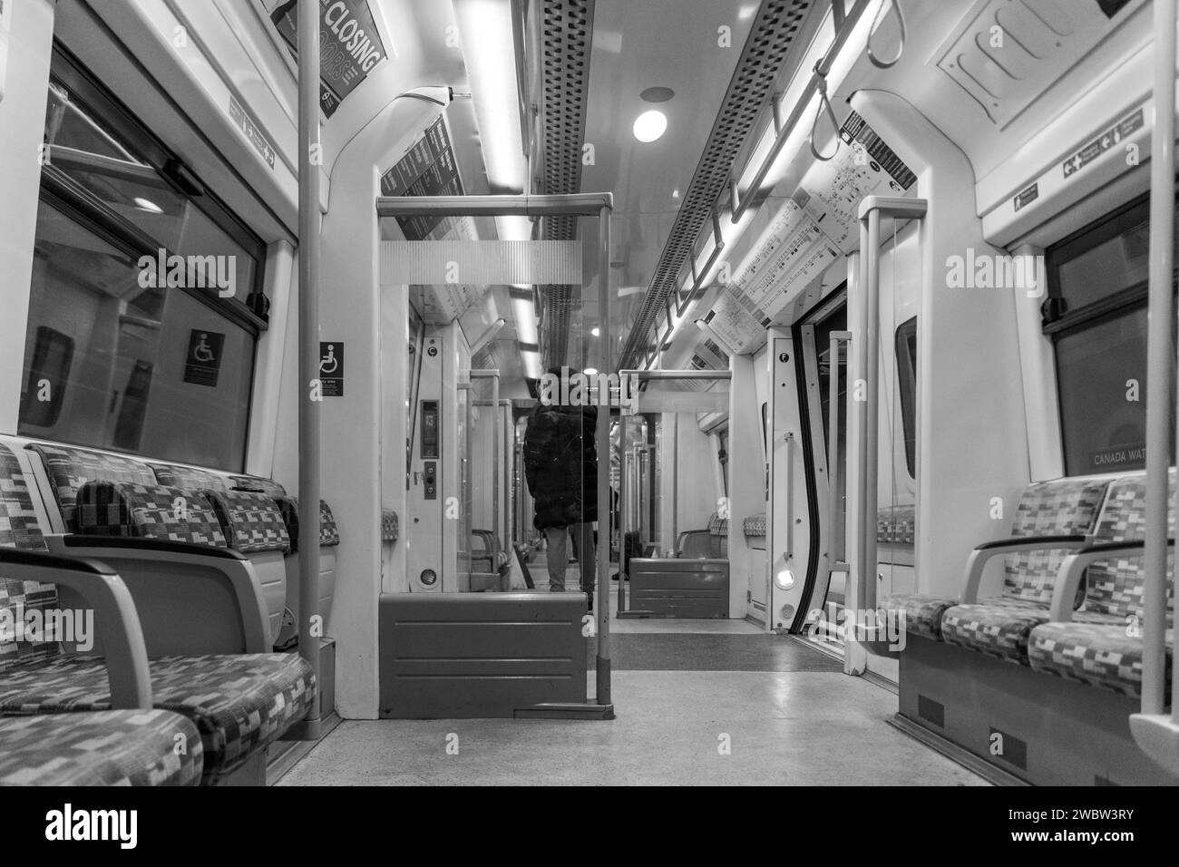 London England Großbritannien 10. Januar 2024 South London Overground Train Carriage mit orangefarbenen und karierten Mustern Stockfoto