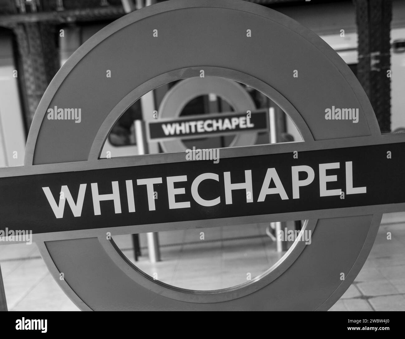London England Großbritannien 10. Januar 2024 South London Underground Train Schild Whitechapel Stockfoto