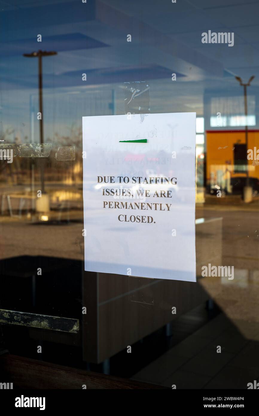 Ein Schild vor der Tür zu einem Fast-Food-Restaurant gibt bekannt, dass das Geschäft aufgrund eines Personalmangels in Montgomery Alabama, USA, dauerhaft geschlossen wurde. Stockfoto