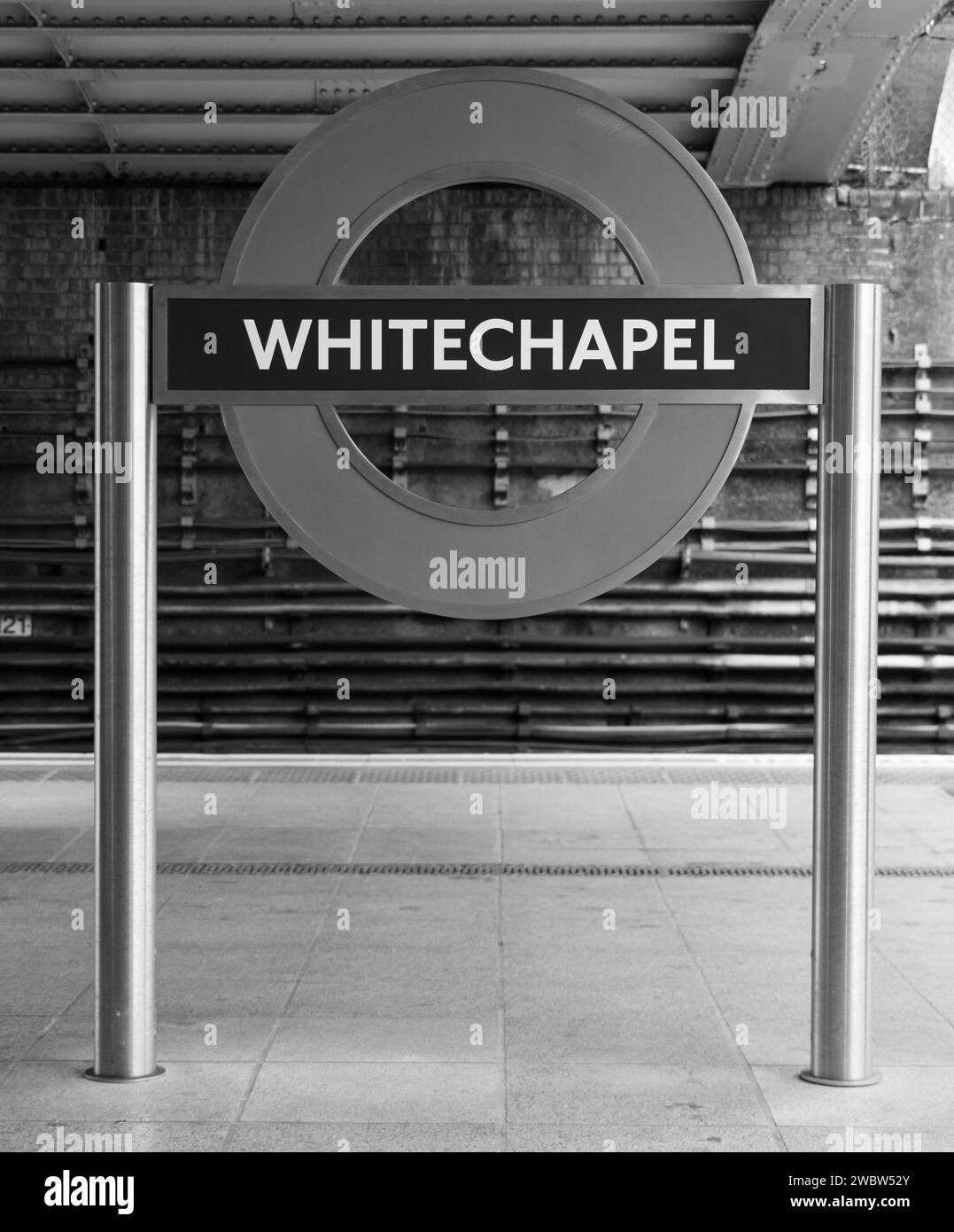 London England Großbritannien 10. Januar 2024 South London Underground Train Schild Whitechapel Stockfoto