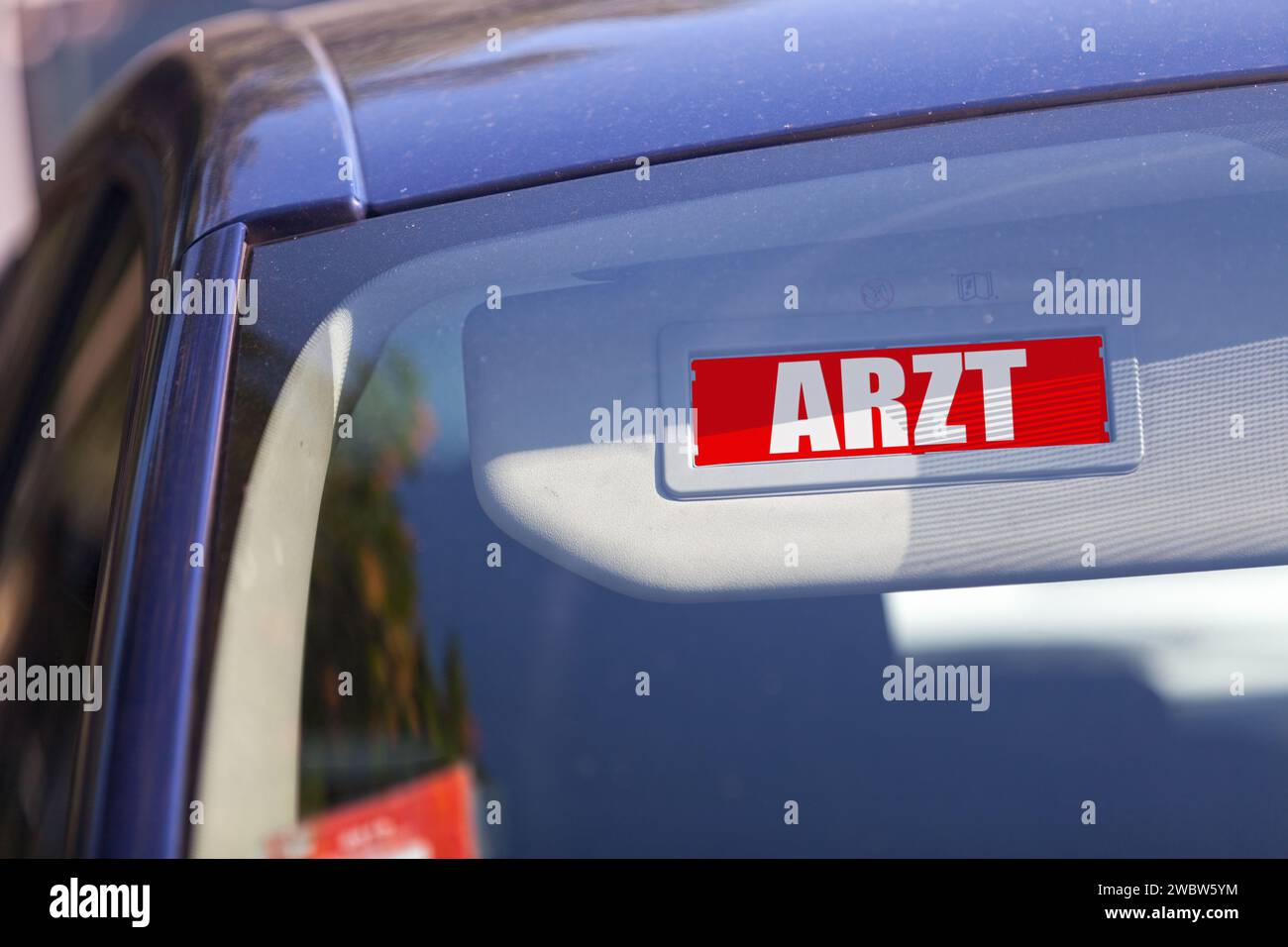 Rote Sonnenblende mit dem deutschen 'Arzt', was im Englischen 'Arzt' bedeutet. Stockfoto