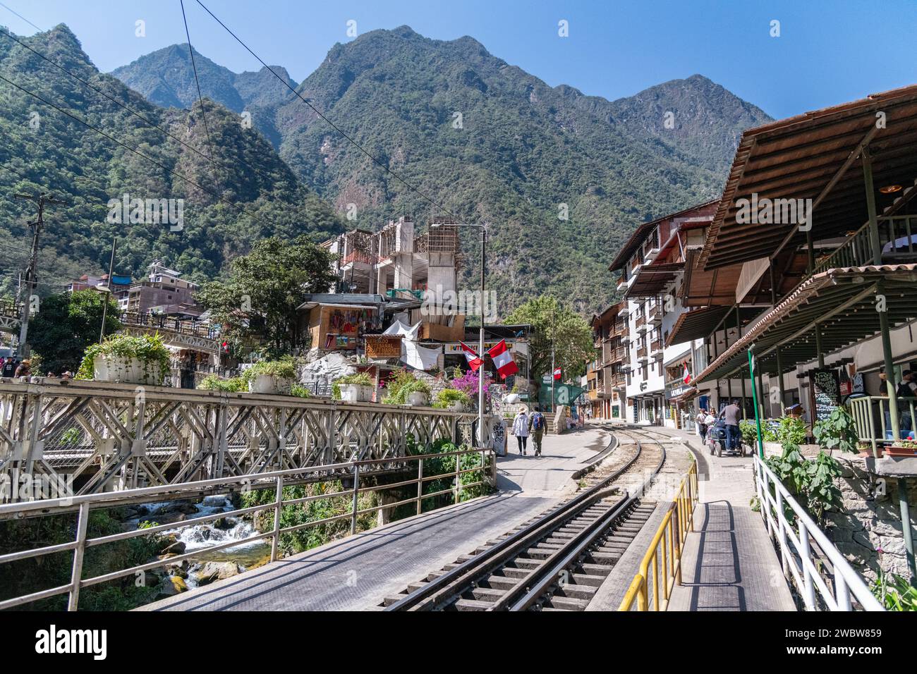 Die Eisenbahnstrecke führt durch die Stadt Aguas Calientes bei Machu Picchu in Peru Stockfoto