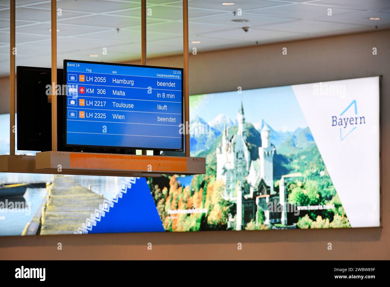 Display, Anzeigetafel, Ankunft Gepäckkarussell, Terminal 2, Ankunft, Werbeplakat, Schloss neuschwanstein, Flughafen München, Bayern, Deutschland Stockfoto