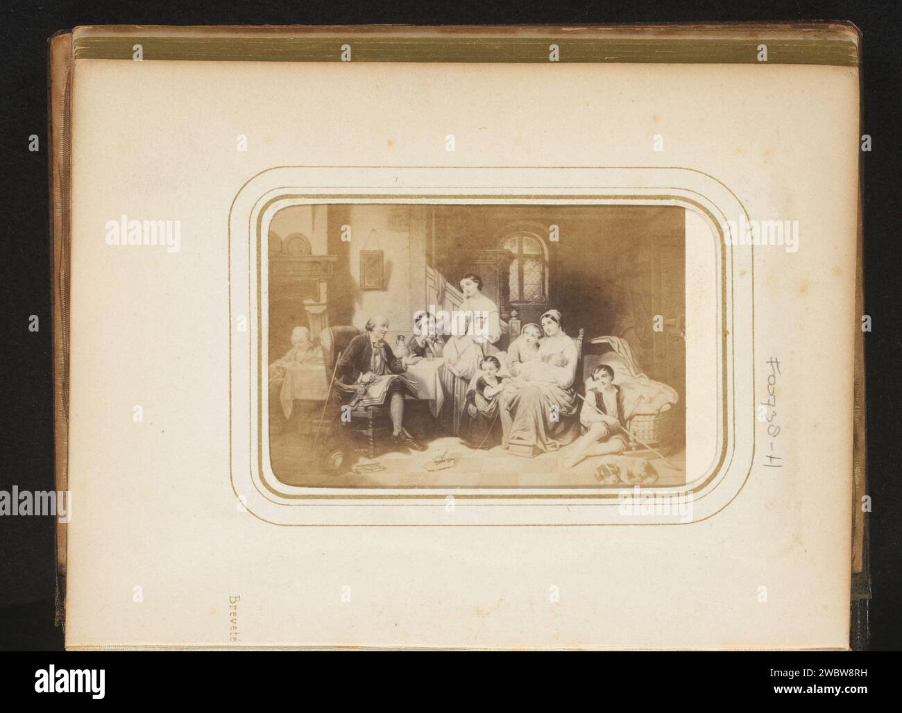 Fotoproduktion von einem Gemälde zum Gedicht Haus Religion von J.J.L. Ten Kate, Anonym, 1870 - 1890 Fotografie. Visitenkarte dieses Foto ist Teil eines Albums. Unterstützung für Fotos. Pappalbumenabdruck, der die Bibel oder andere religiöse Bücher liest. Familienleben Stockfoto