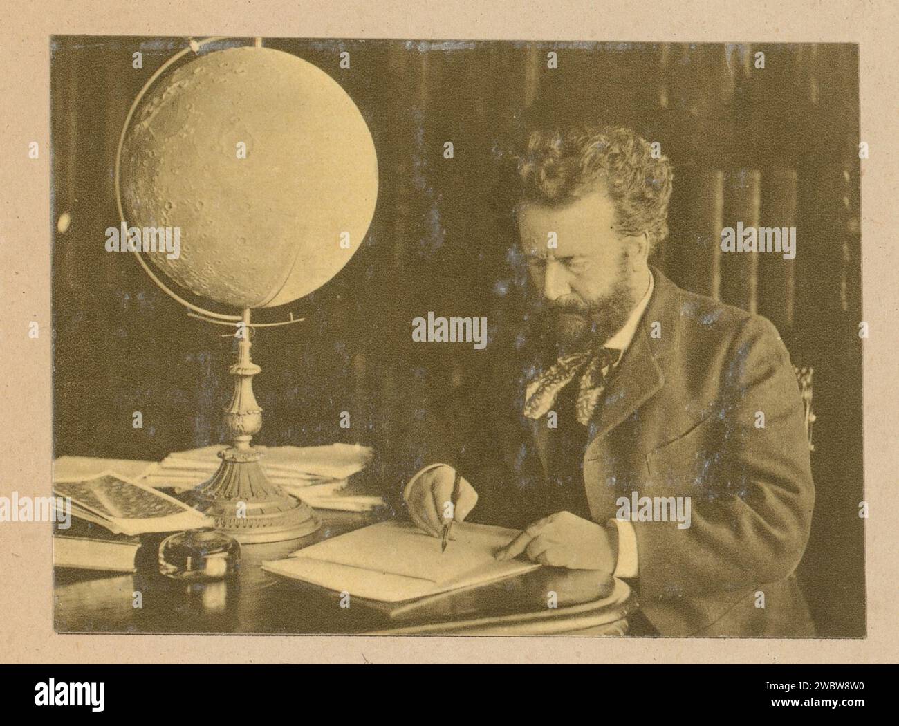 Portret van Camille Flammarion, Anonym, 1890 Foto dieses Foto ist Teil eines Albums. Frankreich Papier Wissenschaft und Technologie (+ Porträt von Gelehrten, Wissenschaftler). Historische Personen Frankreich Stockfoto