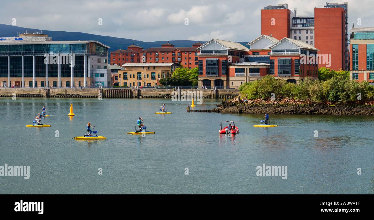 Belfast County Antrim Nordirland, 09. September 2023 - Menschen auf Wasserrädern am Titanic Dock während des Titanic Festivals Stockfoto