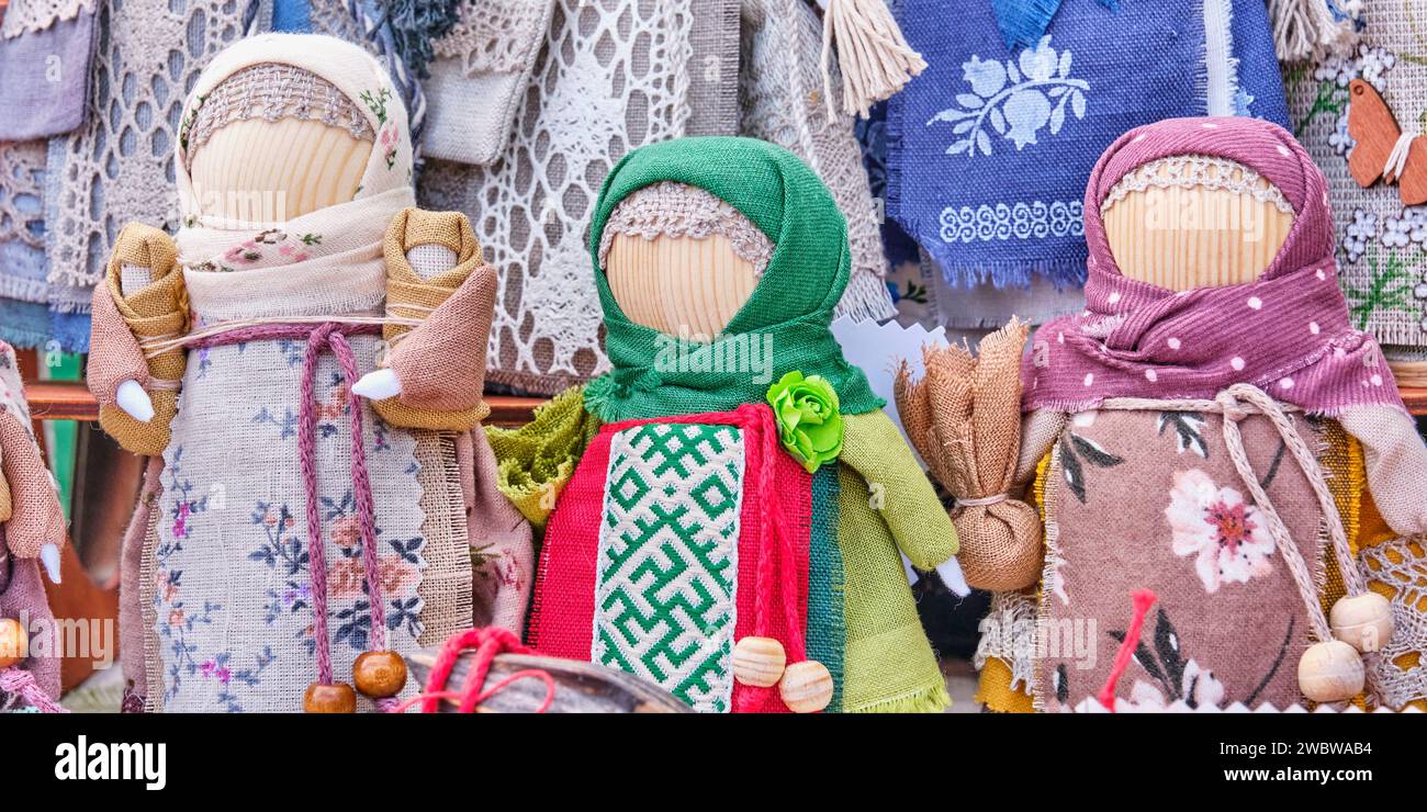 Kleine slawische Folk-Stoffpuppen - Amulette, Nahaufnahme. Stockfoto