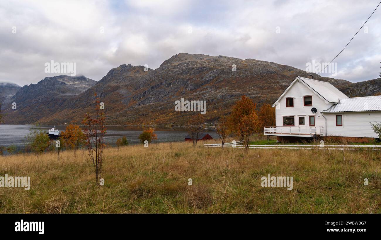 Panorama, Haus am See, Ferienhaus am Meer, Herbststimmung in Norwegen, Ruhe am Strand des Atlantik, Meerblick und Herbstfarben Stockfoto