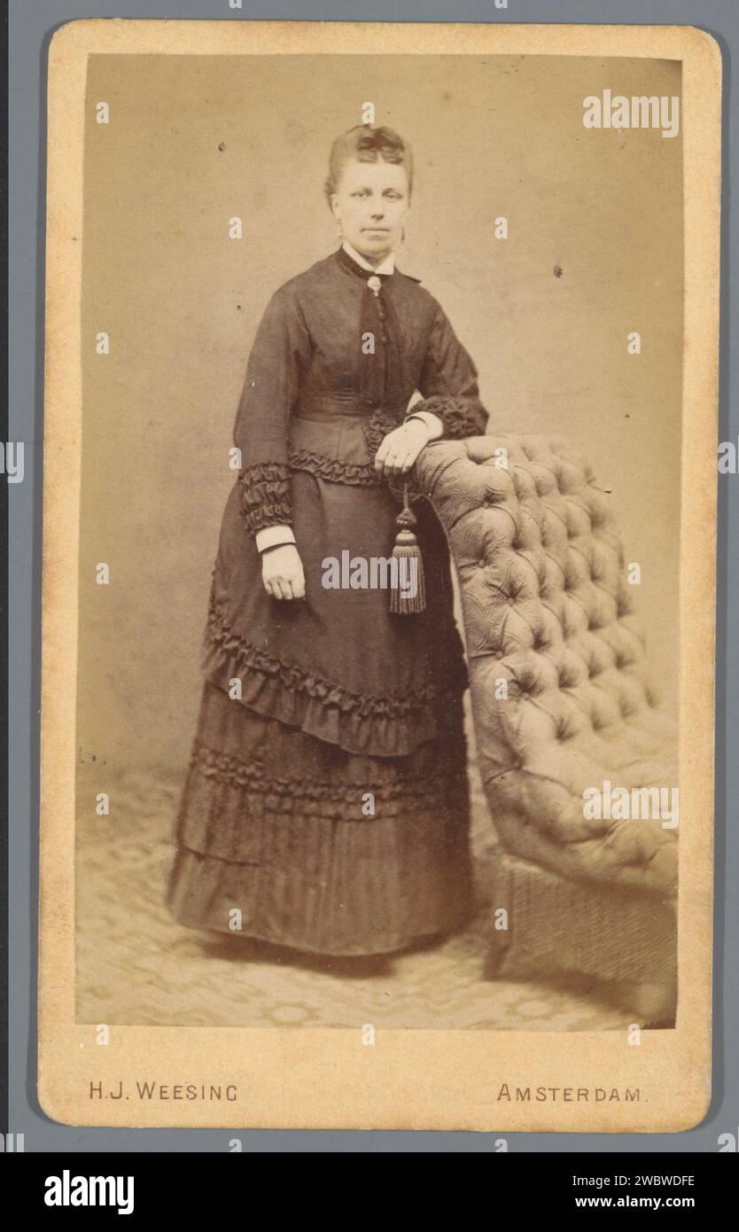 Porträt einer unbekannten Frau auf einem Stuhl, Hermanus Jodocus Weesing, 1868 - 1900 Fotografie. Besuchskarte Amsterdam Karton. Papieralbumenabdruck Erwachsene Frau. Anonyme historische Person porträtierte Amsterdam Stockfoto