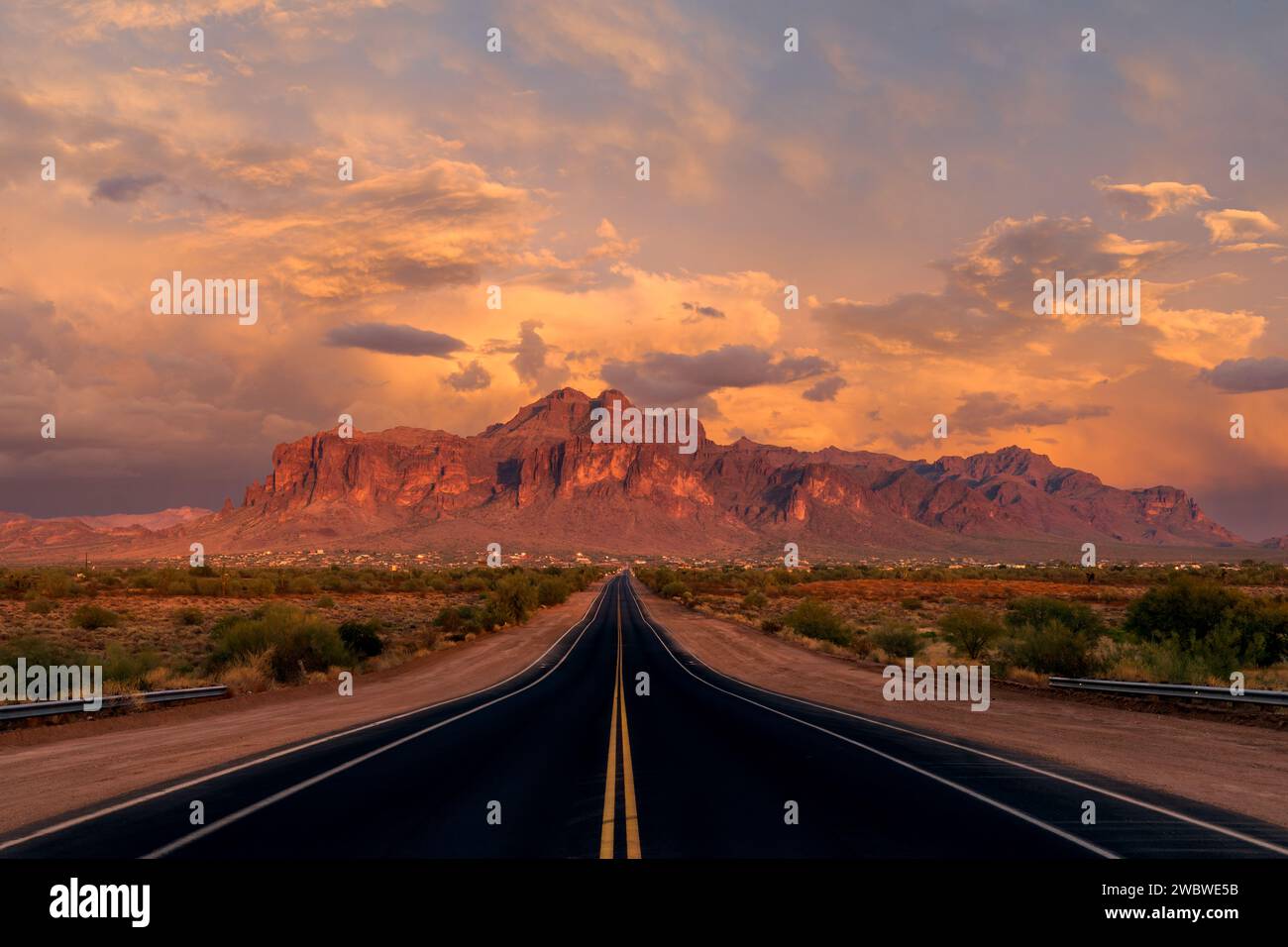 Straße zum Superstition Mountain, Arizona bei Sonnenuntergang Stockfoto