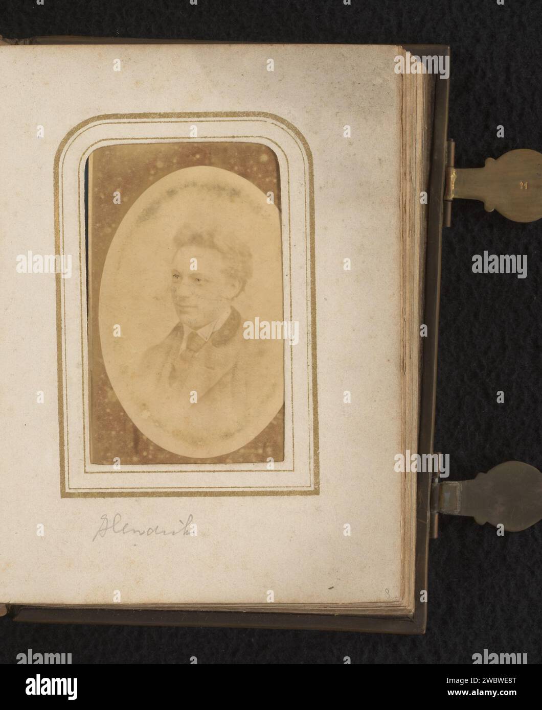 Porträt eines Mannes, P. Weijnen & Fils, 1854 - 1865 Fotografie. Visitenkarte dieses Foto ist Teil eines Albums. Maastrichter fotografischer Support. Pappalbumen drucken historische Personen. Erwachsener Mann Stockfoto