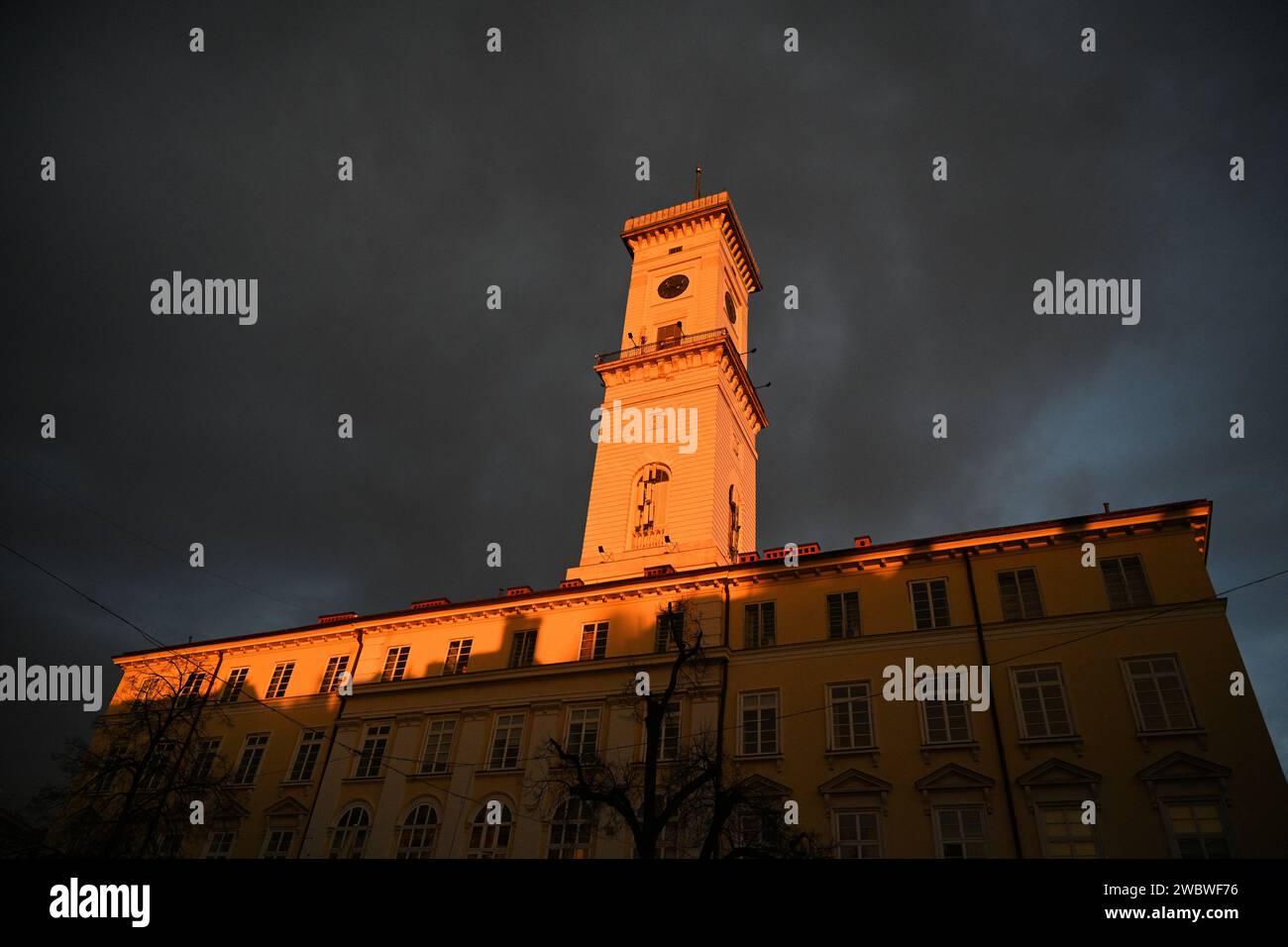 Lviv Rathausturm bei Sonnenuntergang in der Stadt Lviv, Ukraine Stockfoto