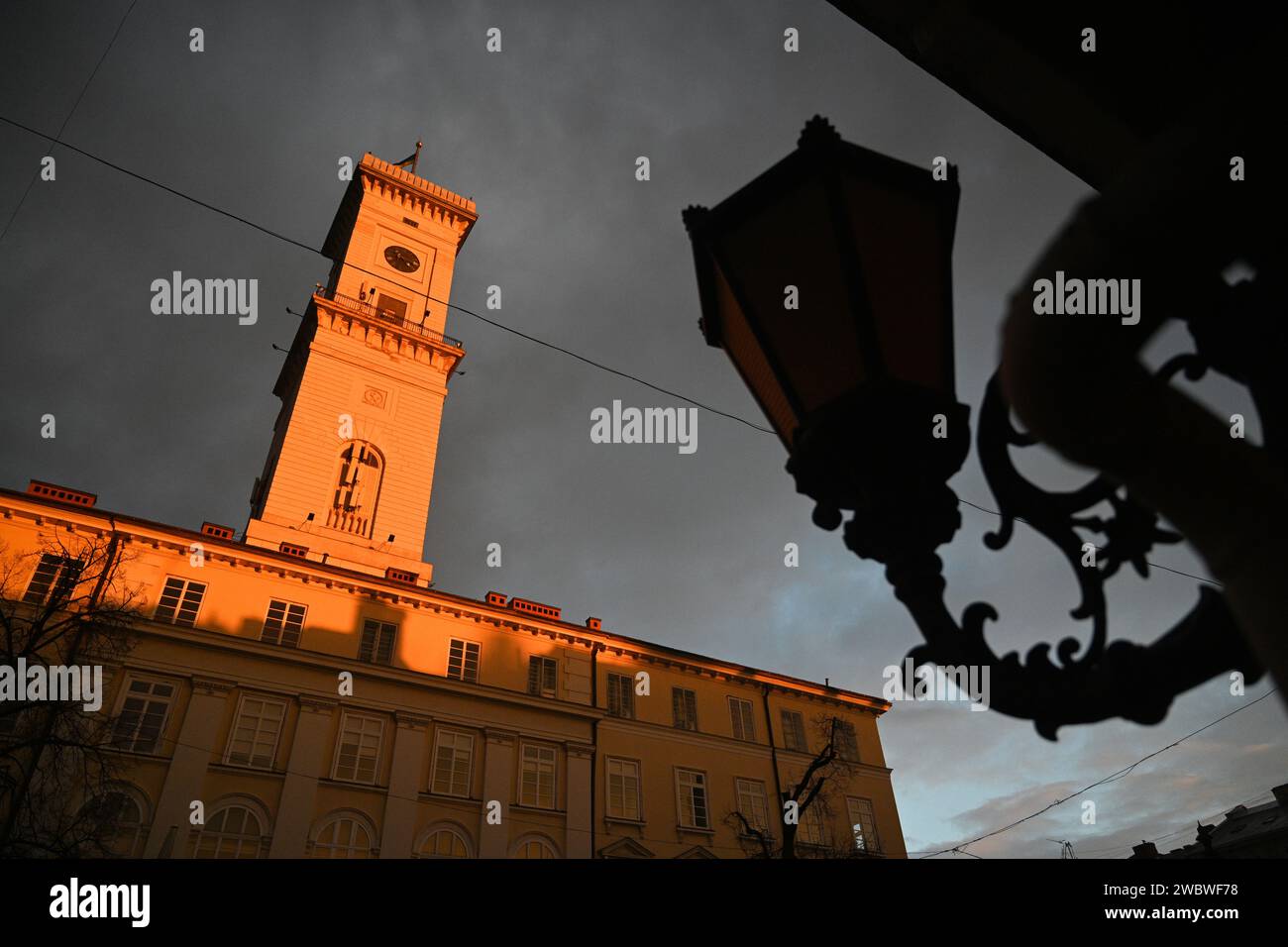Lviv Rathausturm bei Sonnenuntergang in der Stadt Lviv, Ukraine Stockfoto