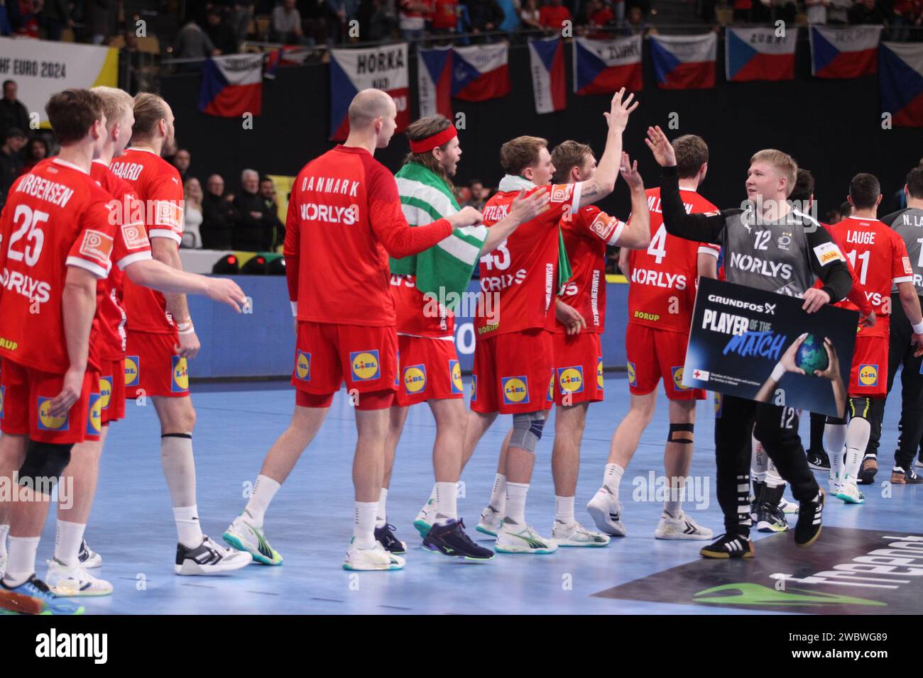 MÜNCHEN, Deutschland. , . Dänische Spieler feiern mit zwölf TORHÜTERN Emil nielsen während der Handball-Europameisterschaft der Männer, EHF EURO 2024, DÄNEMARK gegen TSCHECHIEN, im Olympiapark-Stadion auf 12. Januar in München (Foto: Arthur THILL/ATP Images) (THILL Arthur/ATP/SPP) Foto: SPP Sport Press Photo. /Alamy Live News Stockfoto