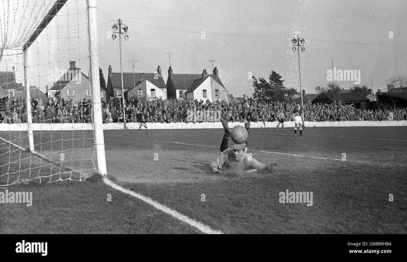 1960er Jahre, historisches Fußballspiel, Oxford United spielt Chelmsford City auf dem Manor Ground, Oxford, England. Die Headington F. C. wurde 1893 gegründet und 1911 zu Headington United und 1960 zu Oxford United. Stockfoto