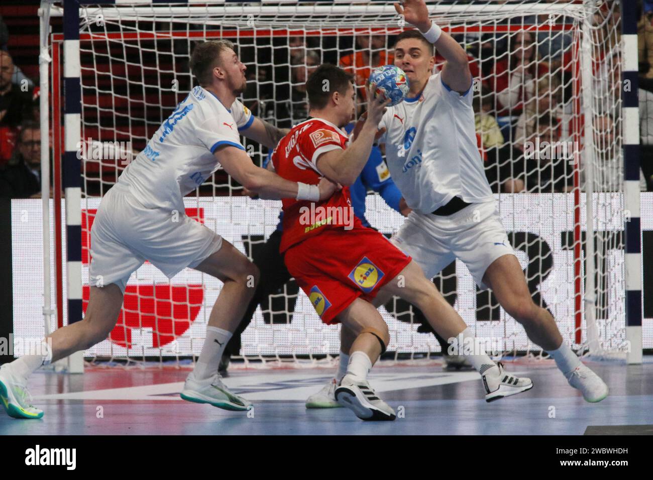 MÜNCHEN, Deutschland. , . 27 Damgaard Nielsen, Michael von Dänemark gegen 1 Tomas MRKVA während der Handball-Europameisterschaft der Männer, EHF EURO 2024, DÄNEMARK gegen TSCHECHIEN, im Olympiapark-Stadion auf 12. Januar in München (Foto: Arthur THILL/ATP Images) (THILL Arthur/ATP/SPP) Foto: SPP Sport Press Photo. /Alamy Live News Stockfoto