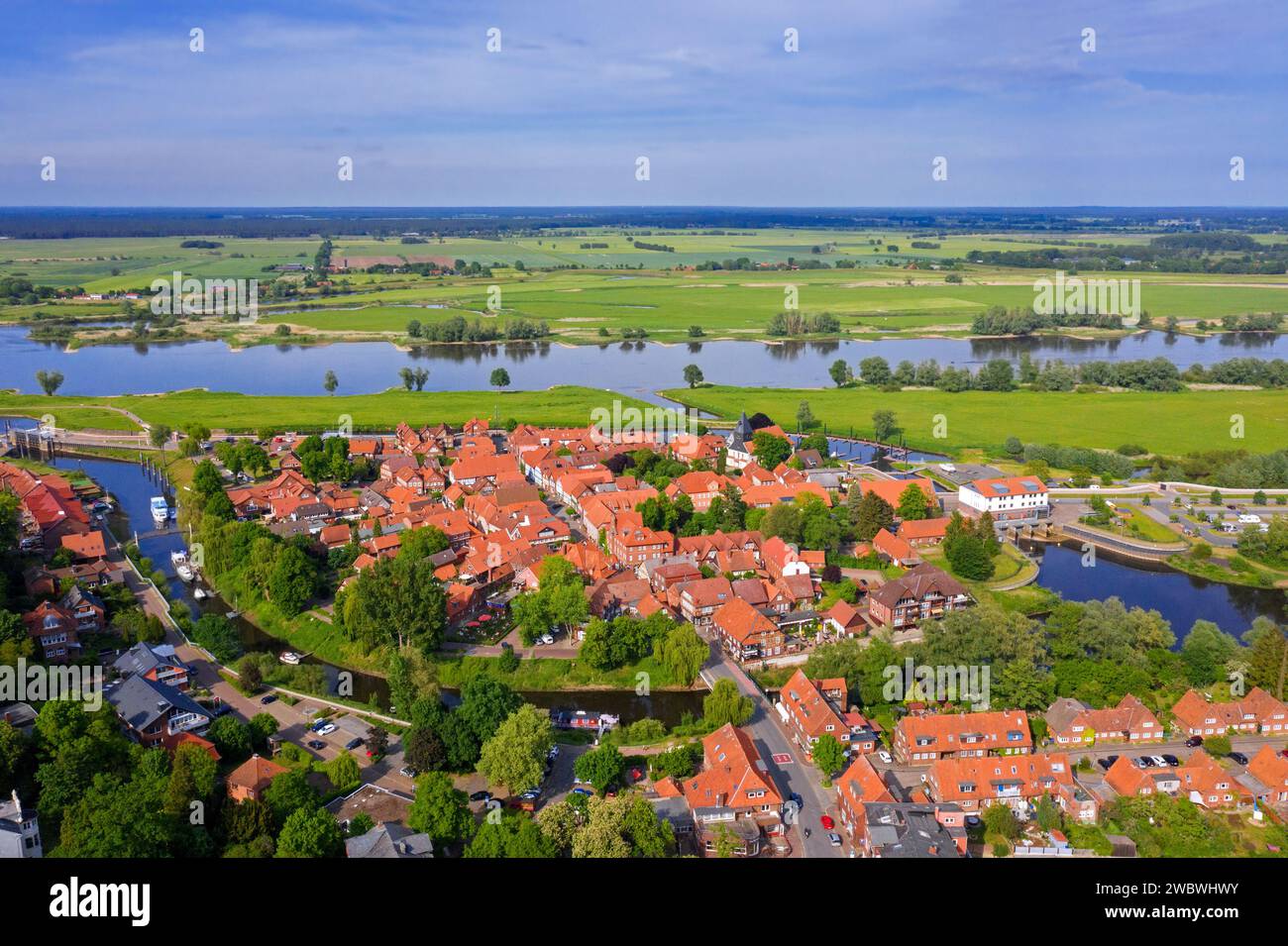 Luftaufnahme über die Altstadt Hitzacker entlang der Elbe im Sommer im Landkreis Lüchow-Dannenberg in Niedersachsen/Niedersachsen Stockfoto