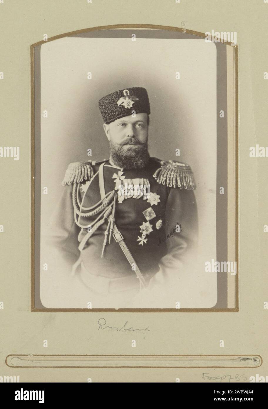 Porträt von Alexander III., Kaiser von Russland, Sergej Lwowitsch Levitski, 1860 - 1900 Fotografie. Kabinettfoto Teil des Albums mit Besuchskarten und Kabinettfotos von Soldaten in Uniform. Sint-Petersburg-Karton. Papier. Fotografischer Trägeralbumendruck Kopfschutz (mit NAME). Kriegsführung; militärische Angelegenheiten. Aufteilung der Streitkräfte. (Militär-)Uniformen. Medaillen und andere Zeichen militärischer Ehre Sint-Petersburg Stockfoto